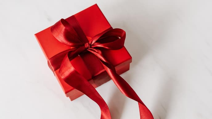 Geschenk mit roter Schleife