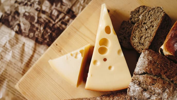 Käse und Brot auf Brett