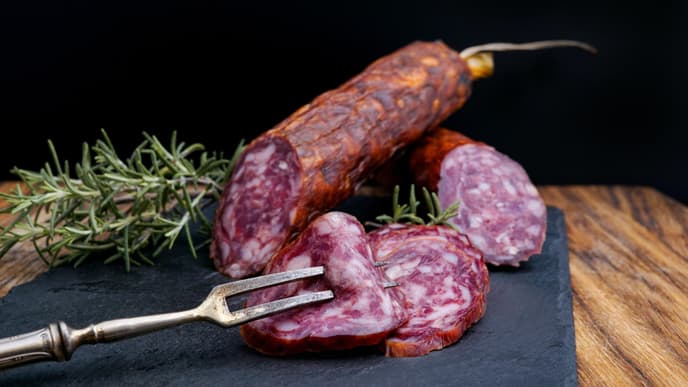 Salami auf einem Tisch 