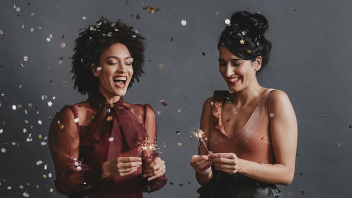 Zwei Frauen feiern Silvester 