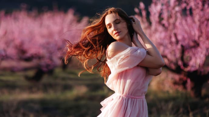 Frau mit Kleid Rosa