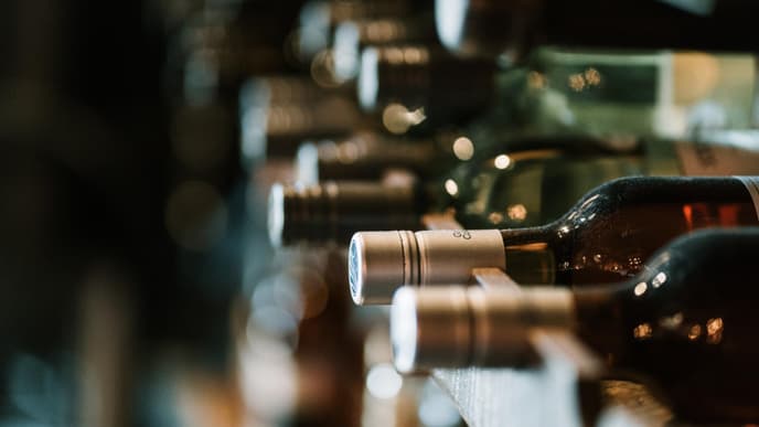 Wein im Weinregal