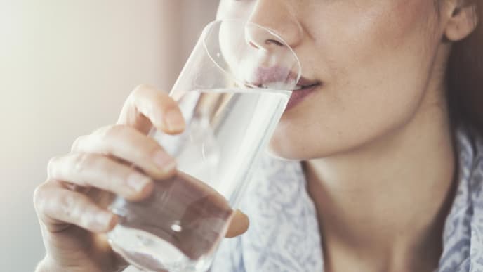 Frau trink Wasser - Abnehmen mit Tropfen