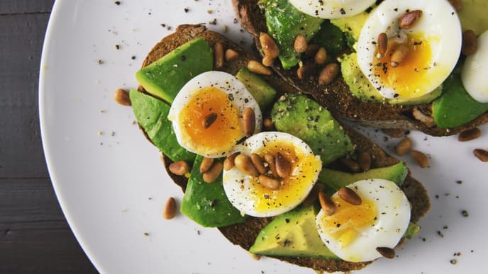 Vollkornbrot mit Ei und Avocado