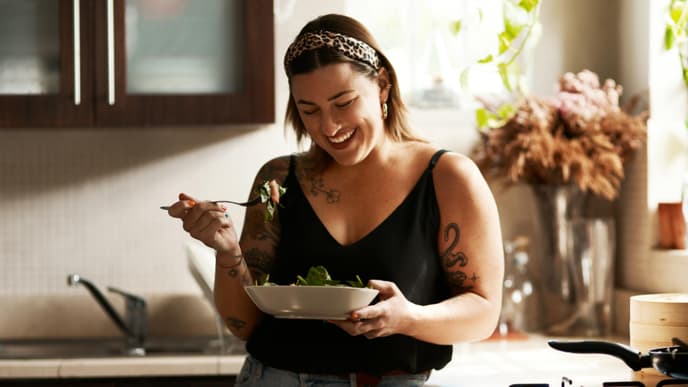 Frau isst vegan