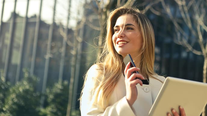 Frau mit Handy in der Hand