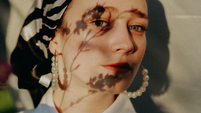 Horoskop Thema: Frau mit Schatten im Gesicht