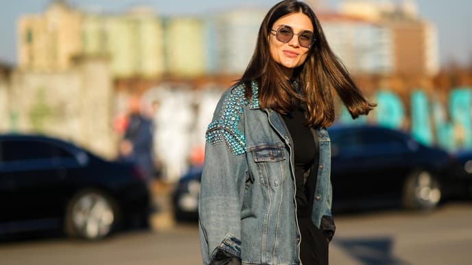 Frau trägt Jeansjacke