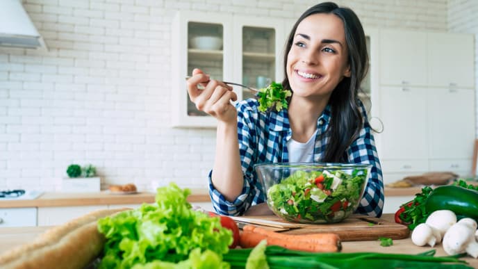 Frau isst Salat vegan 
