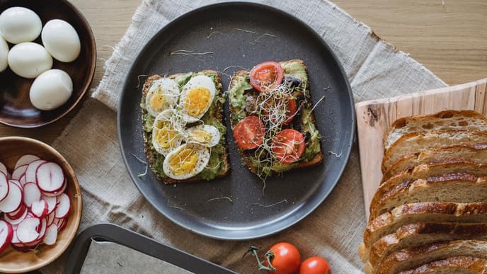 Brote mit Avocado Lachs Ei