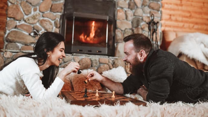Paar spielt Schach