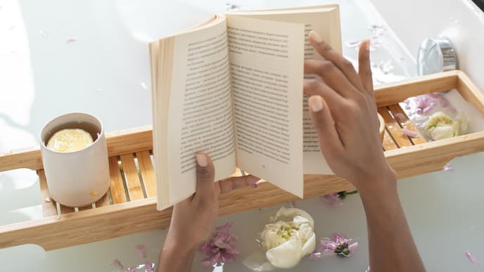 In Badewanne mit Buch