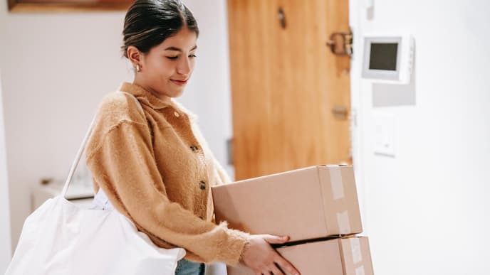 Frau mit Paketen DHL