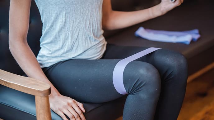 Fitnessband um Beine umgeschlungen