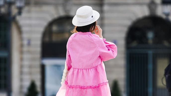 Frau im rosa Kleid