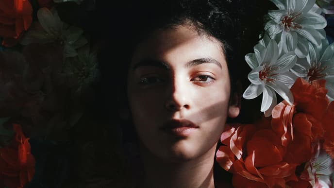 Frau liegt in Blumen