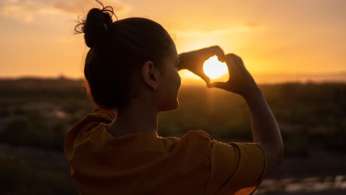 Selbstliebe Frau im Sonnenuntergang