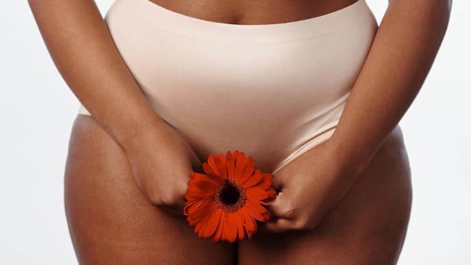 Frau mit Blume vor Vagine