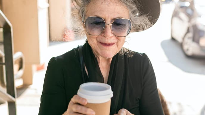Oma trinkt Kafee