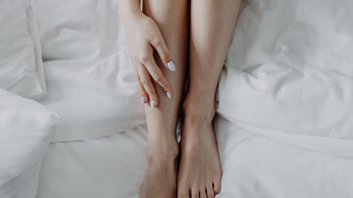 Frau mit glatten Beinen