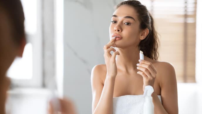 Frau mit trockenen Lippen