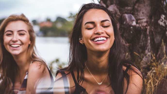 Zwei junge Frauen lachen