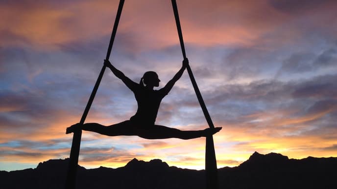 Frau macht Aerial Yoga