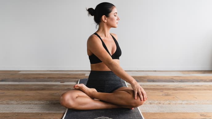 Frau macht Yoga