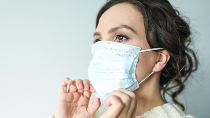 Frau mit Maske Corona