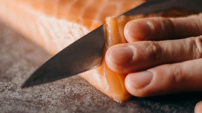 Fisch wird geschnitten