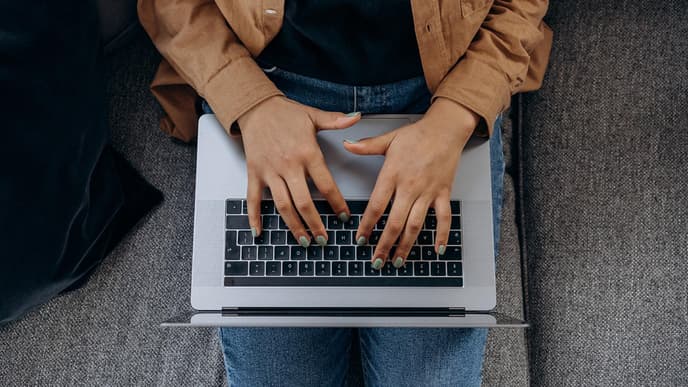 Frau schreibt am Laptop