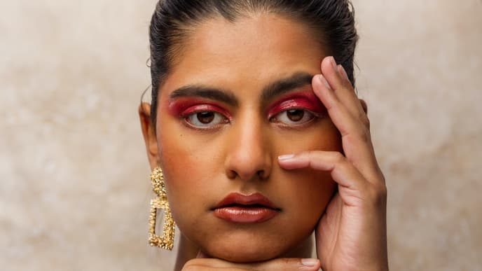 Frau mit Henna Brows