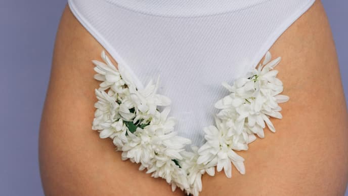 Frau mit Blumen an Vagina