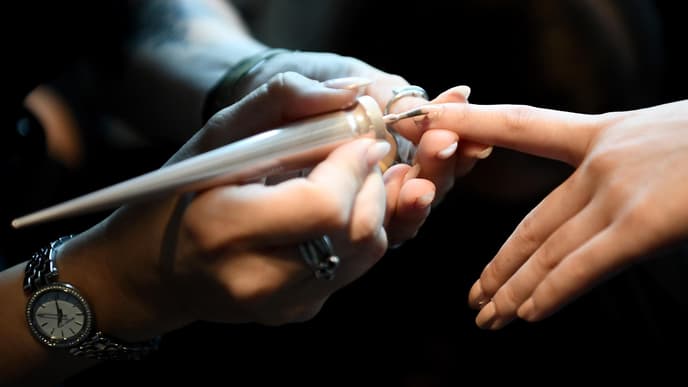 Nagellack auftragen