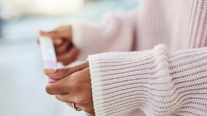 Frau mit Ovulationstest in der Hand