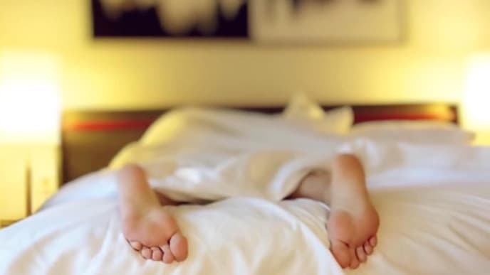 Person liegt im Bett