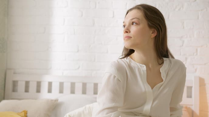 Frau sitzt im Bett 