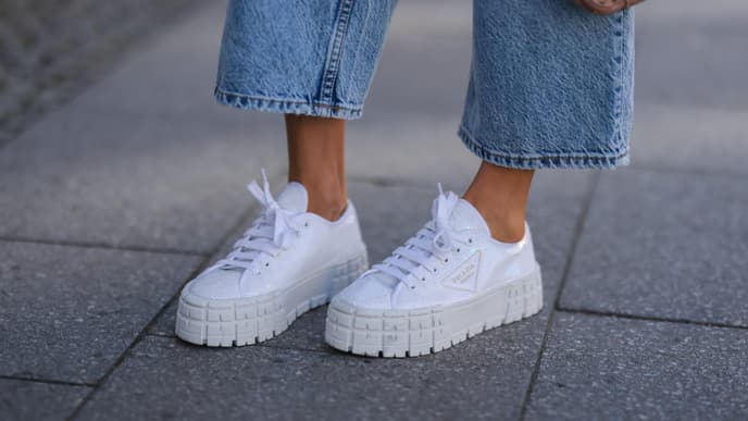 Schuhe für kleine Frauen: Sneaker weiß mit Plateau