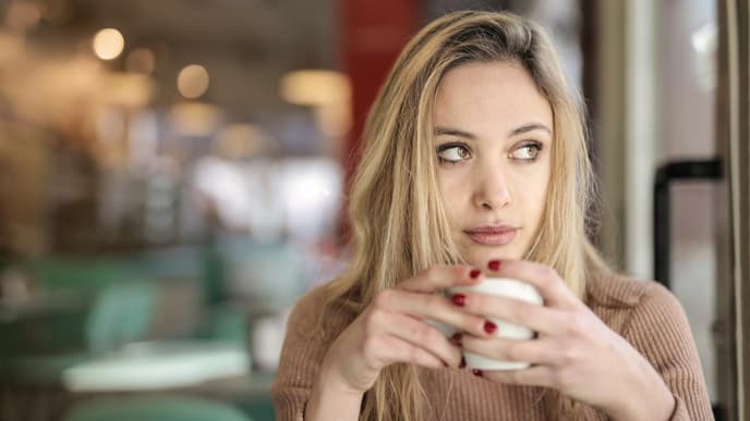 Frau trinkt kaffee nachdenklich