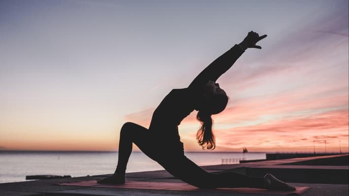 Frau macht Vinyasa Yoga