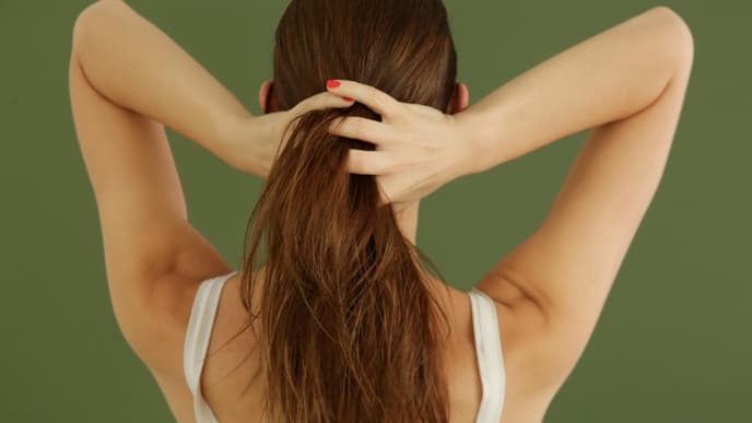 Frau mit Frizz in den Haaren