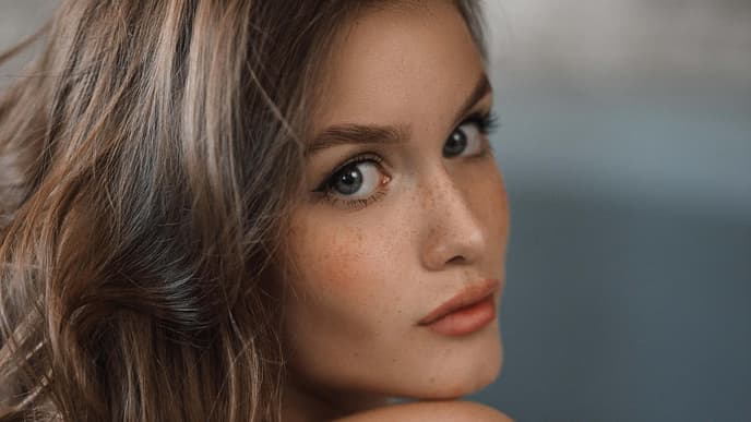 Frau mit Cream Blush Make-up