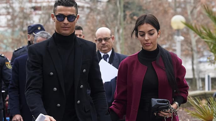 Cristiano Ronaldo & Georgina Rodriguez halten sich an den Händen