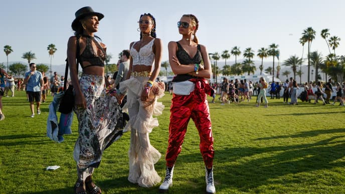 Drei Models posieren auf der Coachella-Wiese und tragen Hippie-Kleidung