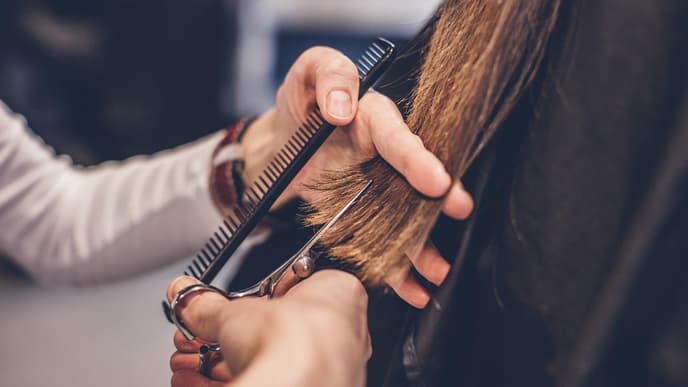Haare werden geschnitten