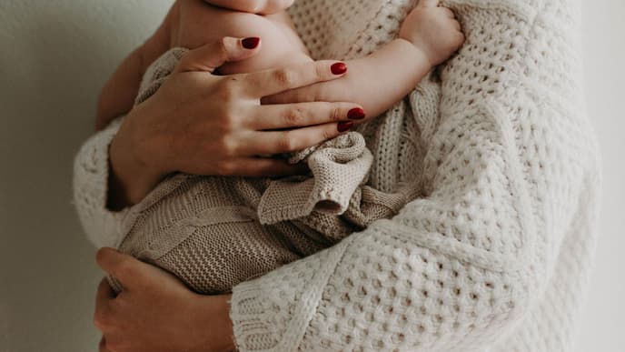 Frau mit Baby auf Arm