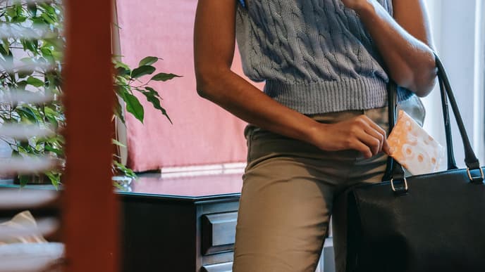 Frau mit Binde in Tasche