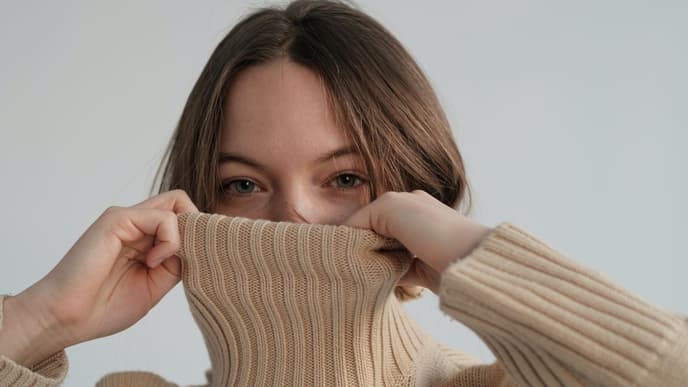 Frau mit Rollkragen Pullover