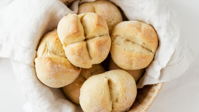 Brötchen im Korb