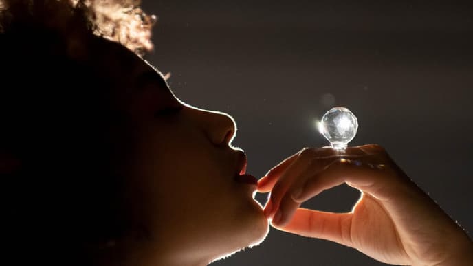 Frau mit Kristall-Ring
